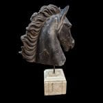 Scultura espressiva di testa di cavallo su base in marmo bianco girevole