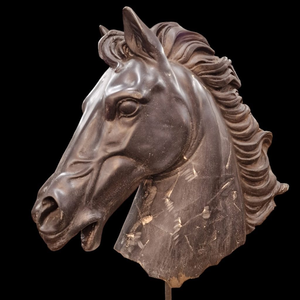Scultura espressiva di testa di cavallo su base in marmo bianco girevole
