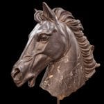 Scultura espressiva di testa di cavallo su base in marmo bianco girevole