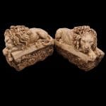 40884.jpg coppia di piccoli leoni sdraiati in pietra