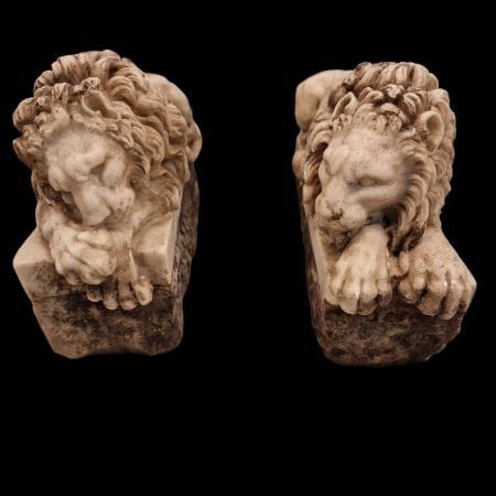 coppia di piccoli leoni sdraiati in pietra