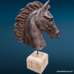 Scultura testa di cavallo su base in marmo