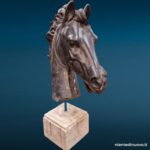 Scultura testa di cavallo su base in marmo