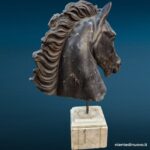 Scultura testa di cavallo su base in marmo