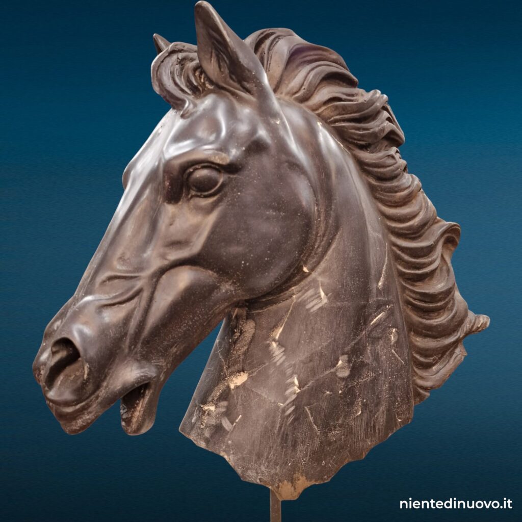 Scultura testa di cavallo su base in marmo