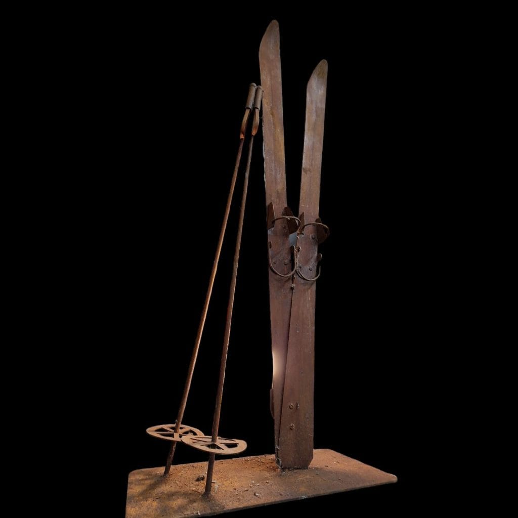 40906.jpg Lampada scultura artigianale con sci incrociati in ferro battuto
