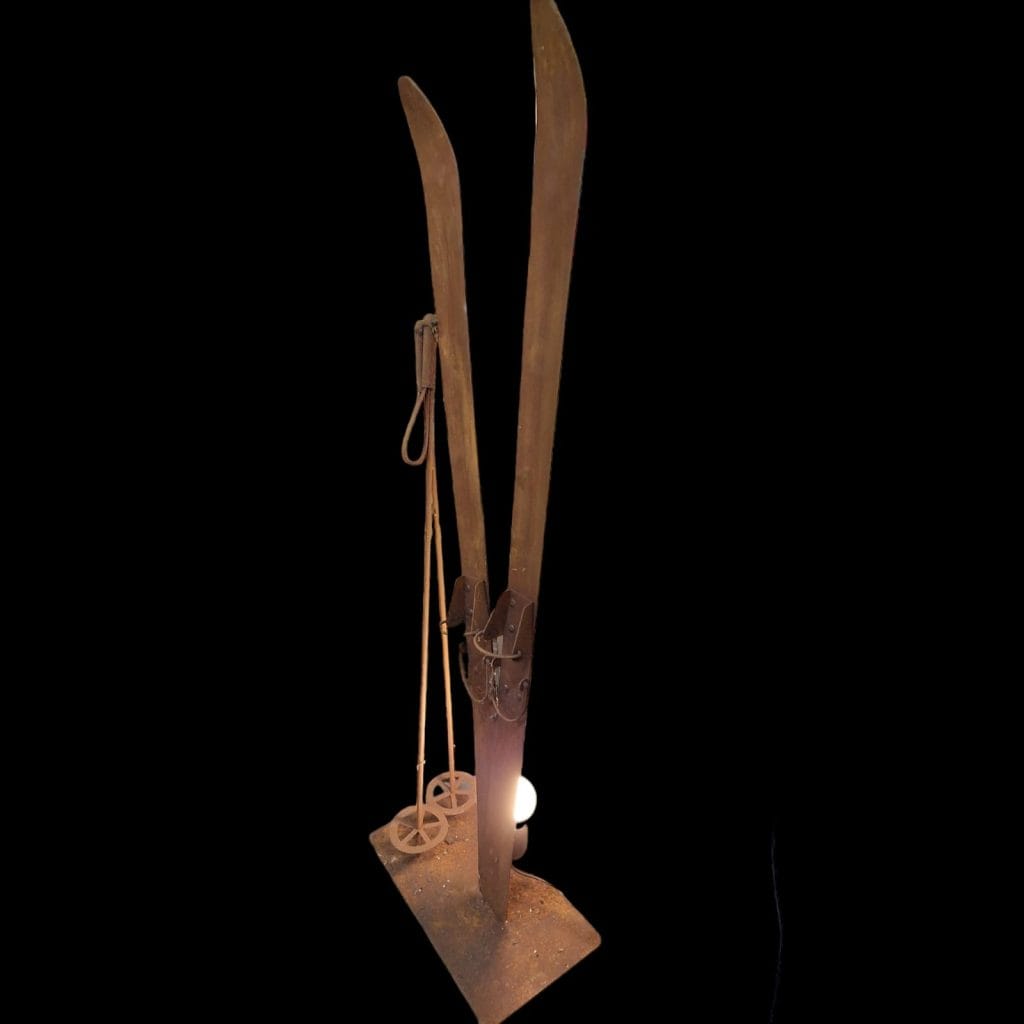 Lampada scultura artigianale con sci incrociati in ferro battuto