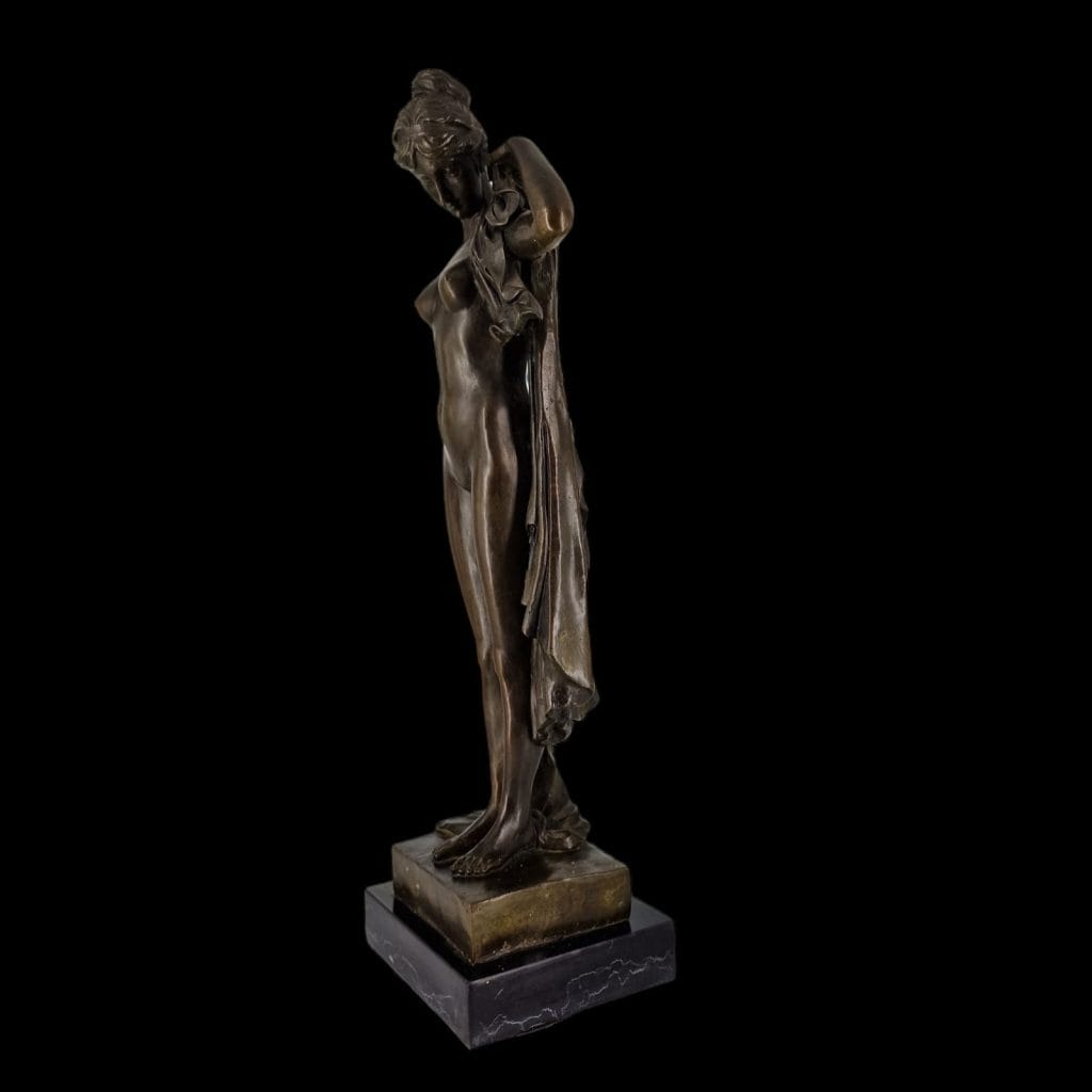 Scultura donna in bronzo su basamento in marmo nero, tecnica cera persa