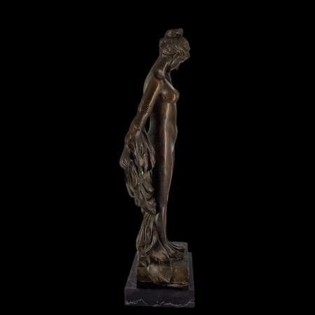 Scultura donna in bronzo su basamento in marmo nero, tecnica cera persa
