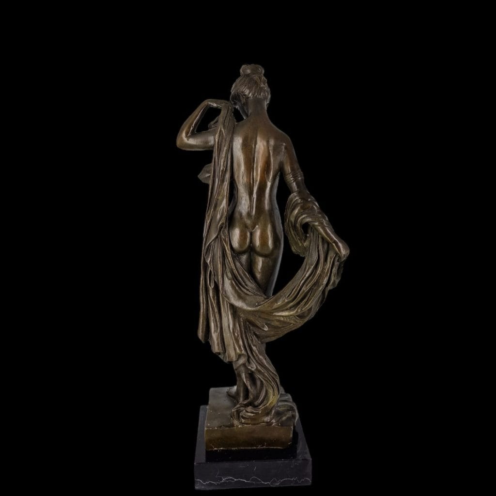 Scultura donna in bronzo su basamento in marmo nero, tecnica cera persa