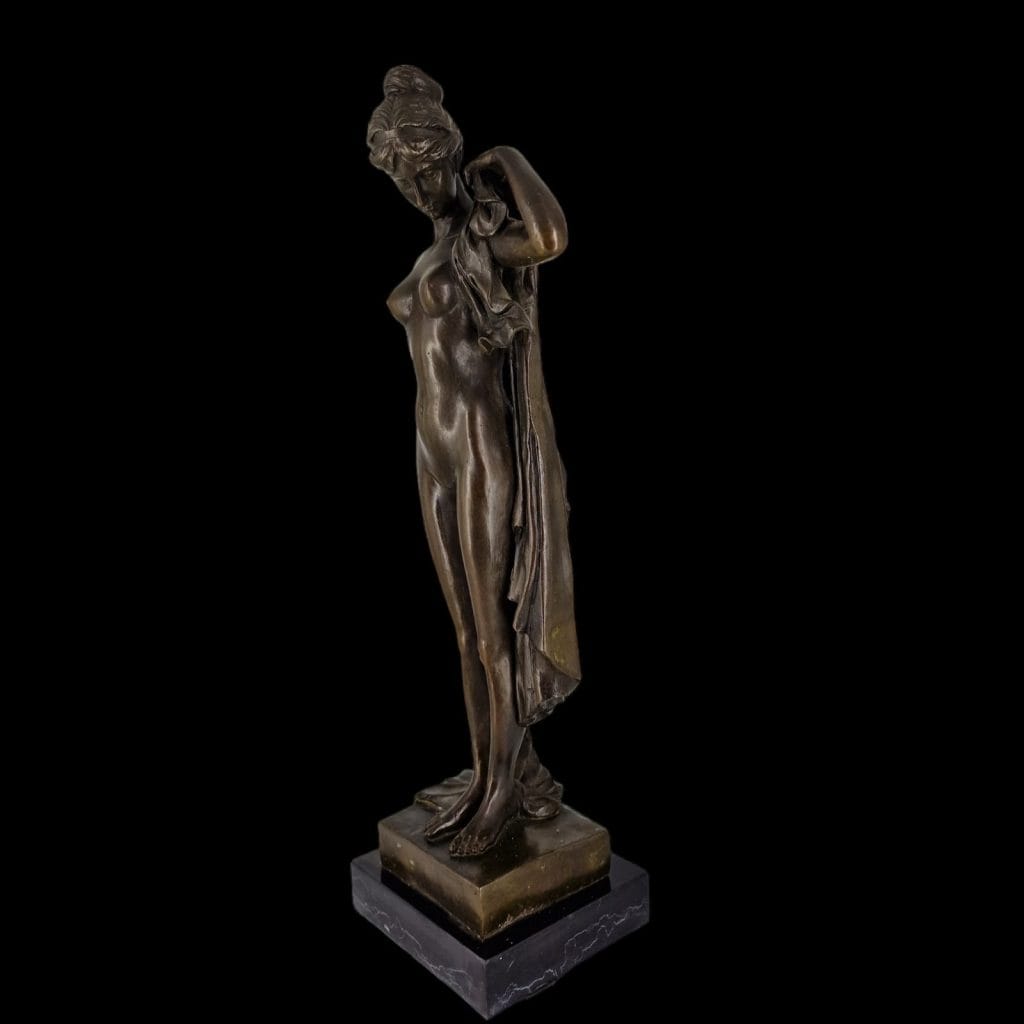 Scultura donna in bronzo su basamento in marmo nero, tecnica cera persa