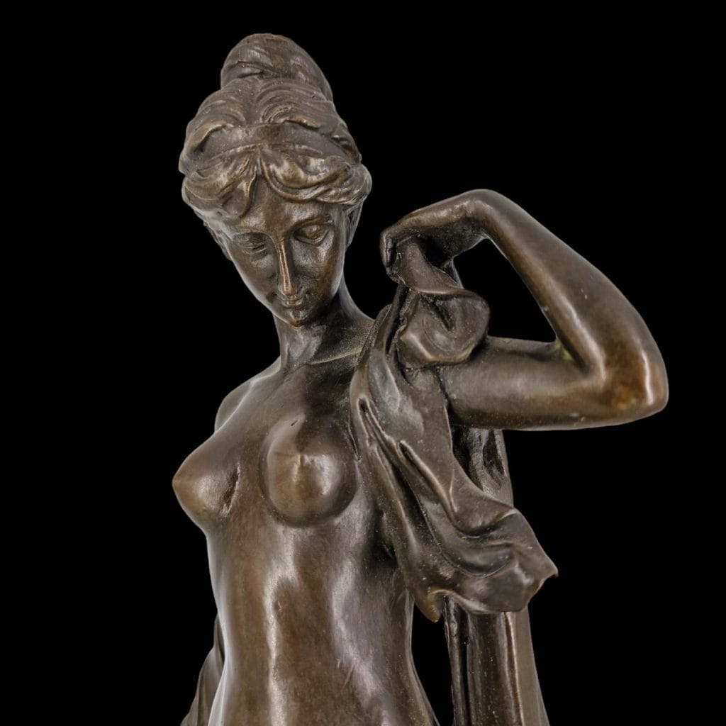 Scultura donna in bronzo su basamento in marmo nero, tecnica cera persa