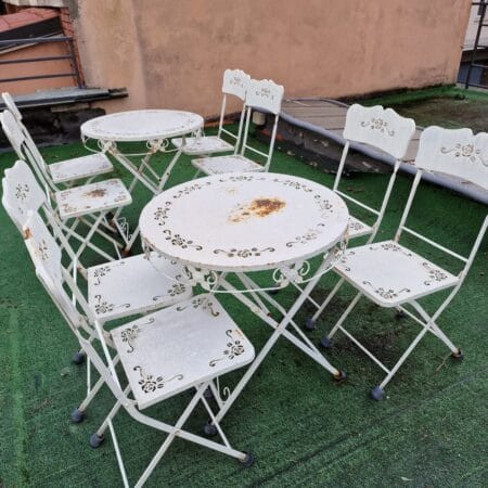 Set da esterno in ferro con tavolo tondo pieghevole e quattro sedie richiudibili da restaurare