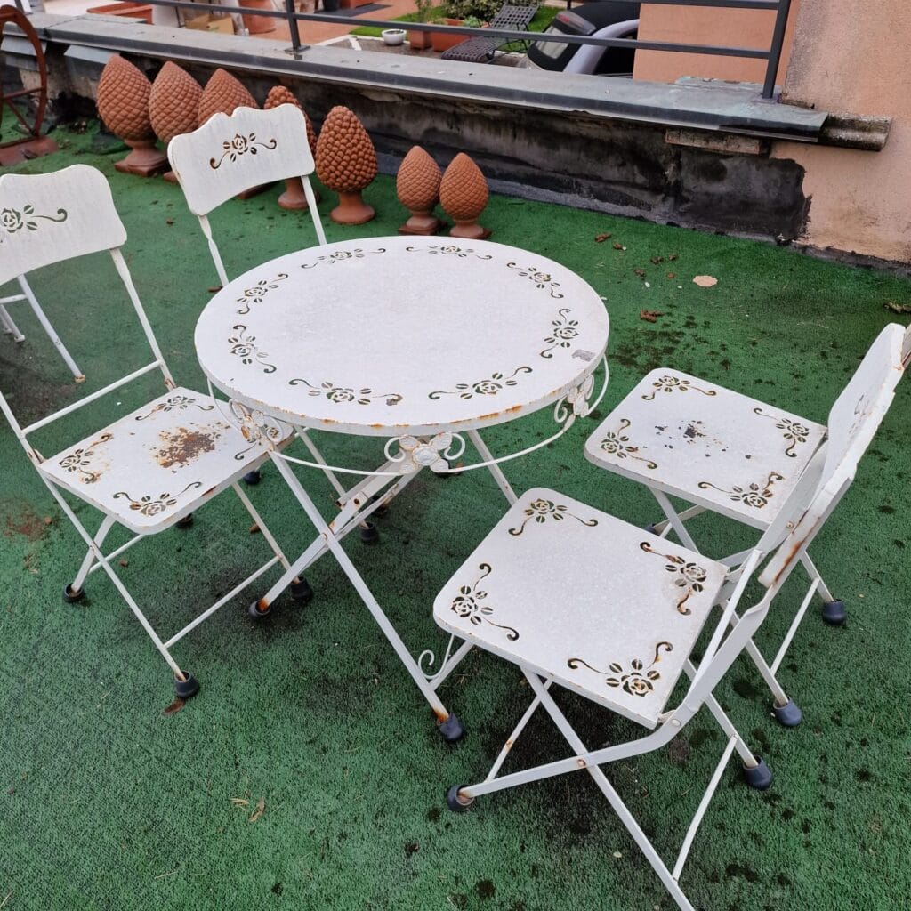 Set da esterno in ferro con tavolo tondo pieghevole e quattro sedie richiudibili da restaurare