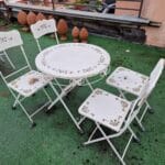 9003532_4.jpg Set da esterno in ferro con tavolo tondo pieghevole e quattro sedie richiudibili da restaurare