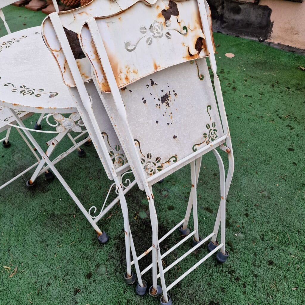 Set da esterno in ferro con tavolo tondo pieghevole e quattro sedie richiudibili da restaurare