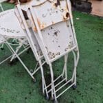 9003532_5.jpg Set da esterno in ferro con tavolo tondo pieghevole e quattro sedie richiudibili da restaurare