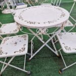 9003532_6.jpg Set da esterno in ferro con tavolo tondo pieghevole e quattro sedie richiudibili da restaurare
