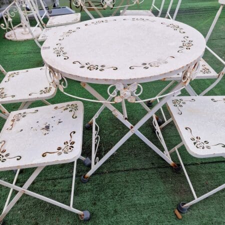 Set da esterno in ferro con tavolo tondo pieghevole e quattro sedie richiudibili da restaurare