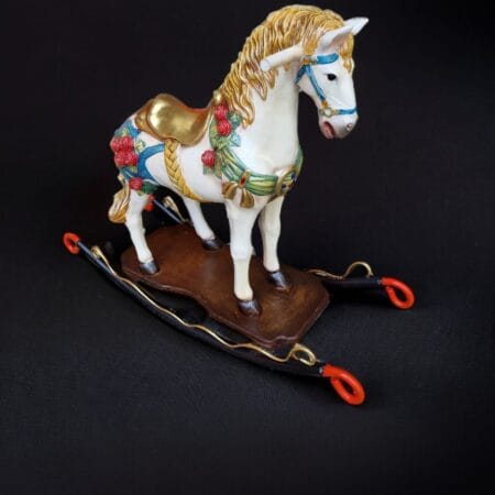 Cavallino a dondolo vintage in resina con base in ferro, stile retrò