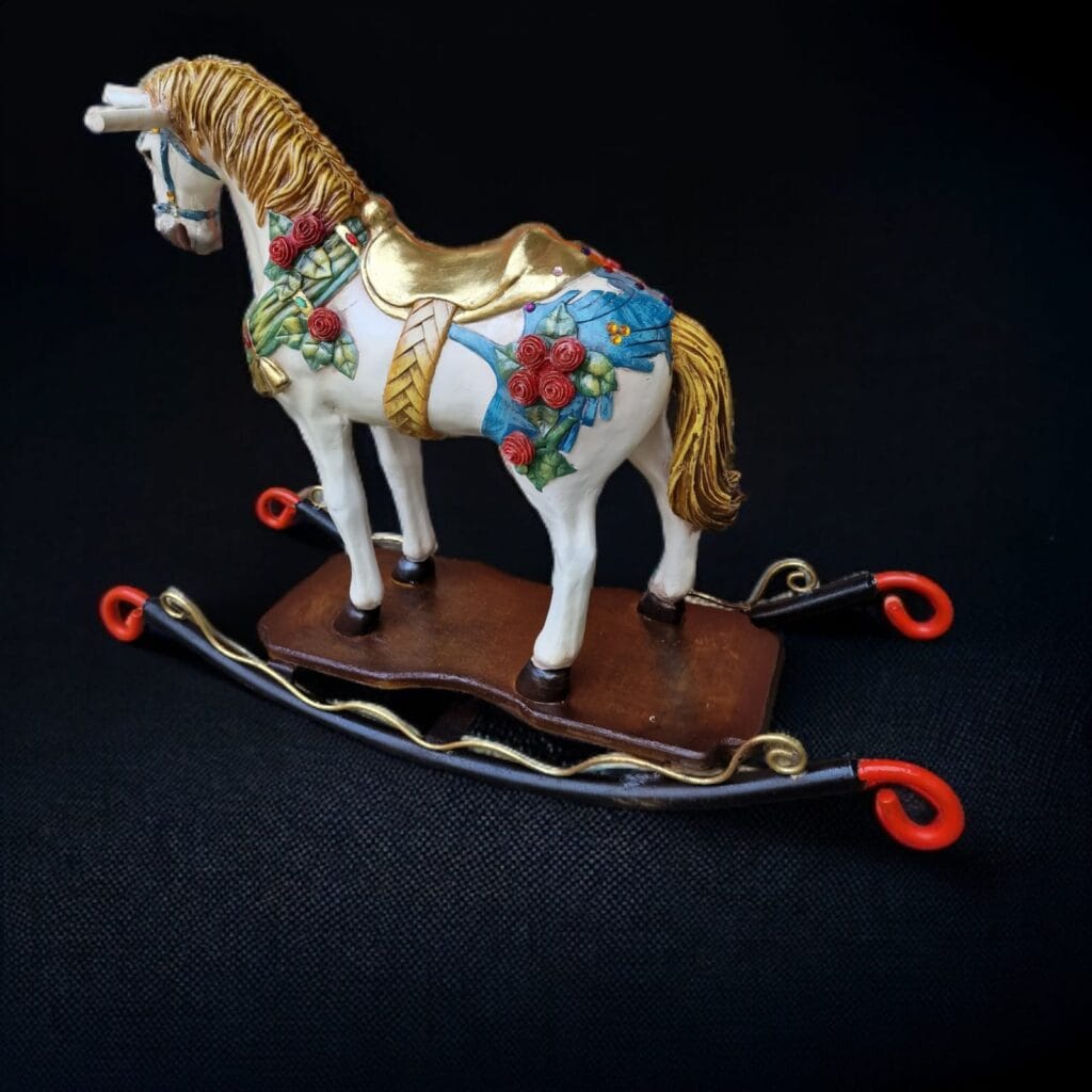 Cavallino a dondolo vintage in resina con base in ferro, stile retrò
