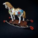 Cavallino a dondolo vintage in resina con base in ferro, stile retrò