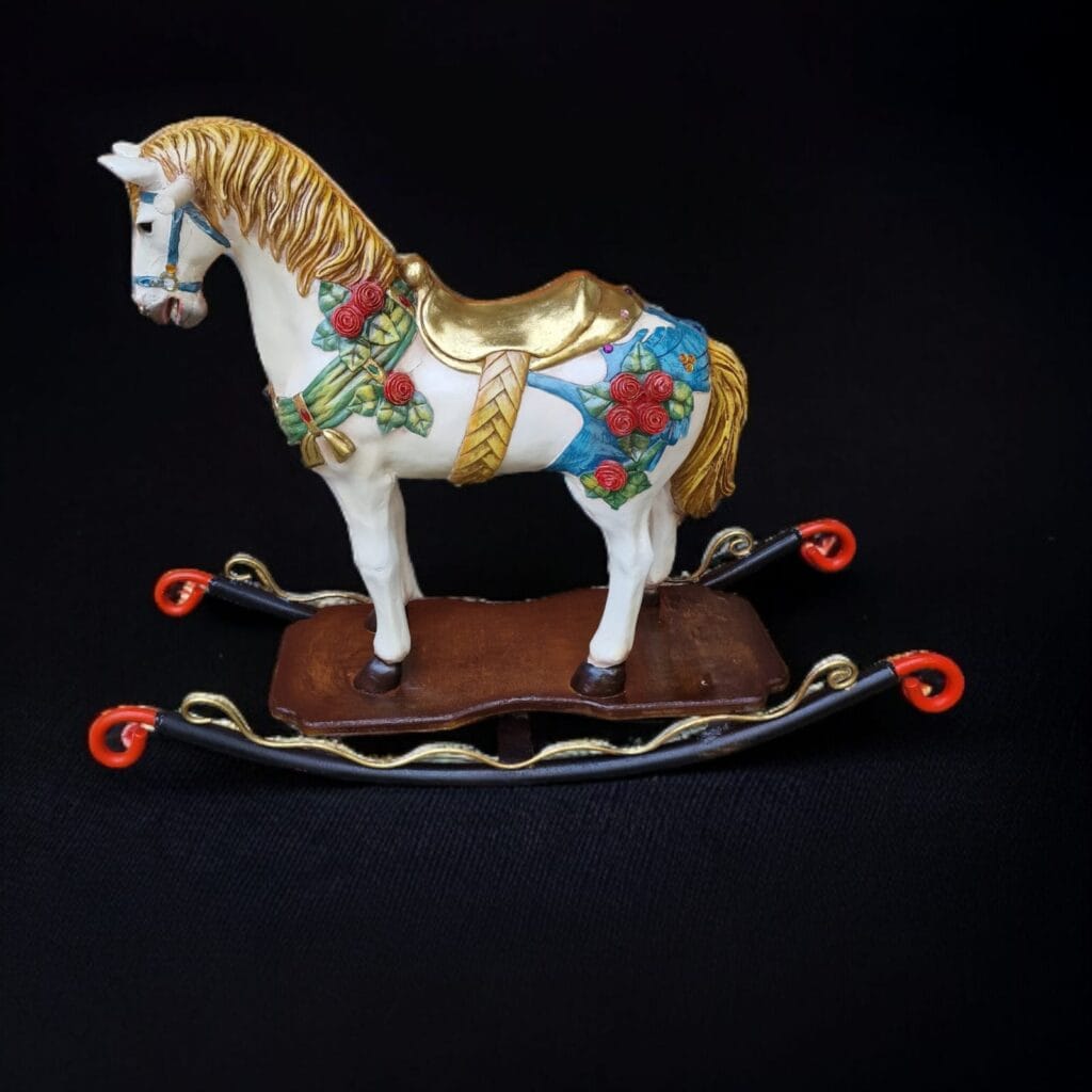 Cavallino a dondolo vintage in resina con base in ferro, stile retrò