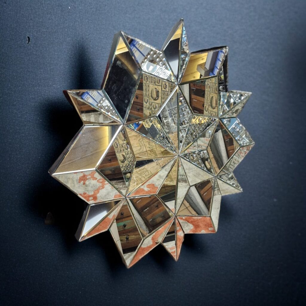 Specchio Kare Design Origami Star con 42 lastre di vetro specchiato e bisellato