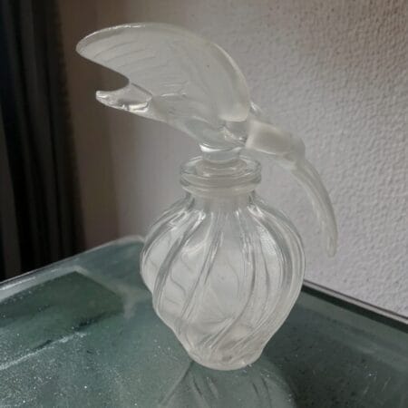 Flacone Lalique "Air de Temps" di Nina Ricci anni '60 con design in vetro soffiato