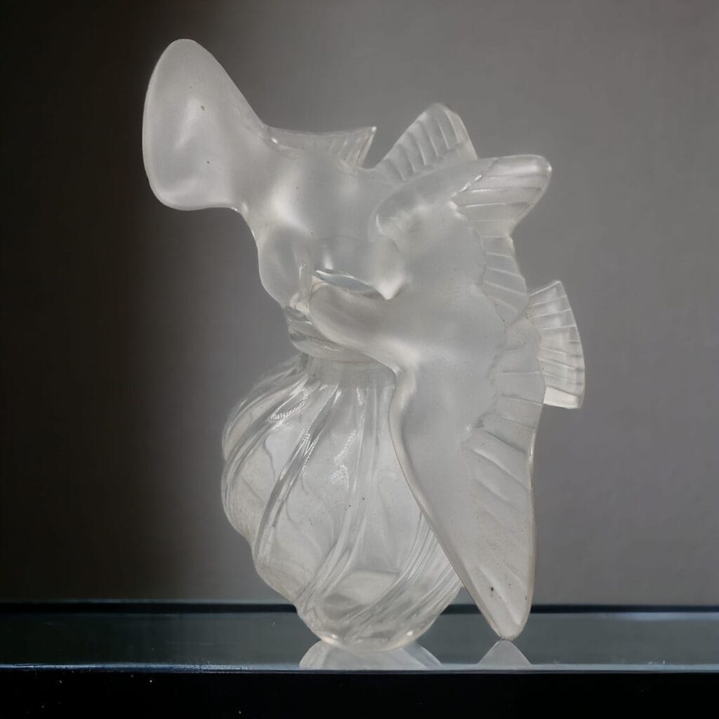 Flacone Lalique "Air de Temps" di Nina Ricci anni '60 con design in vetro soffiato
