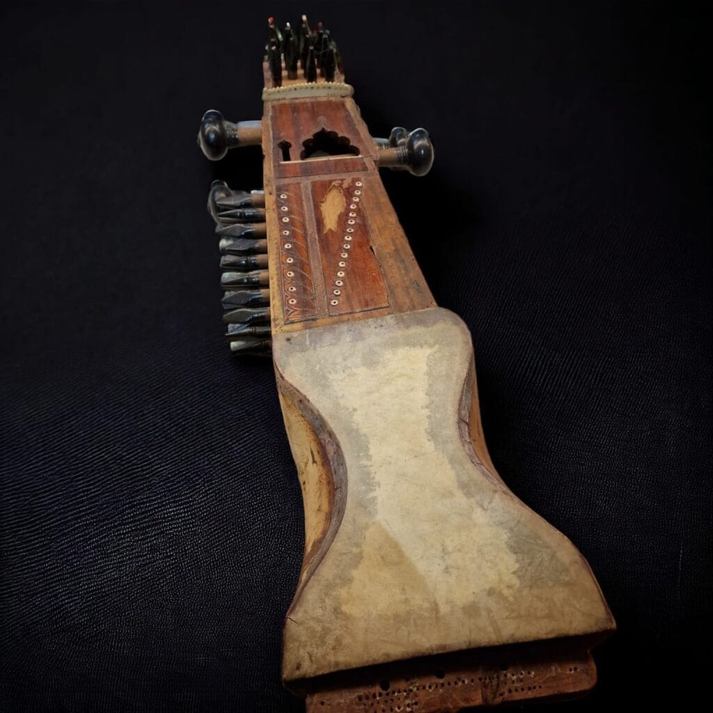 Vecchio strumento musicale etnico artigianale privo di corde