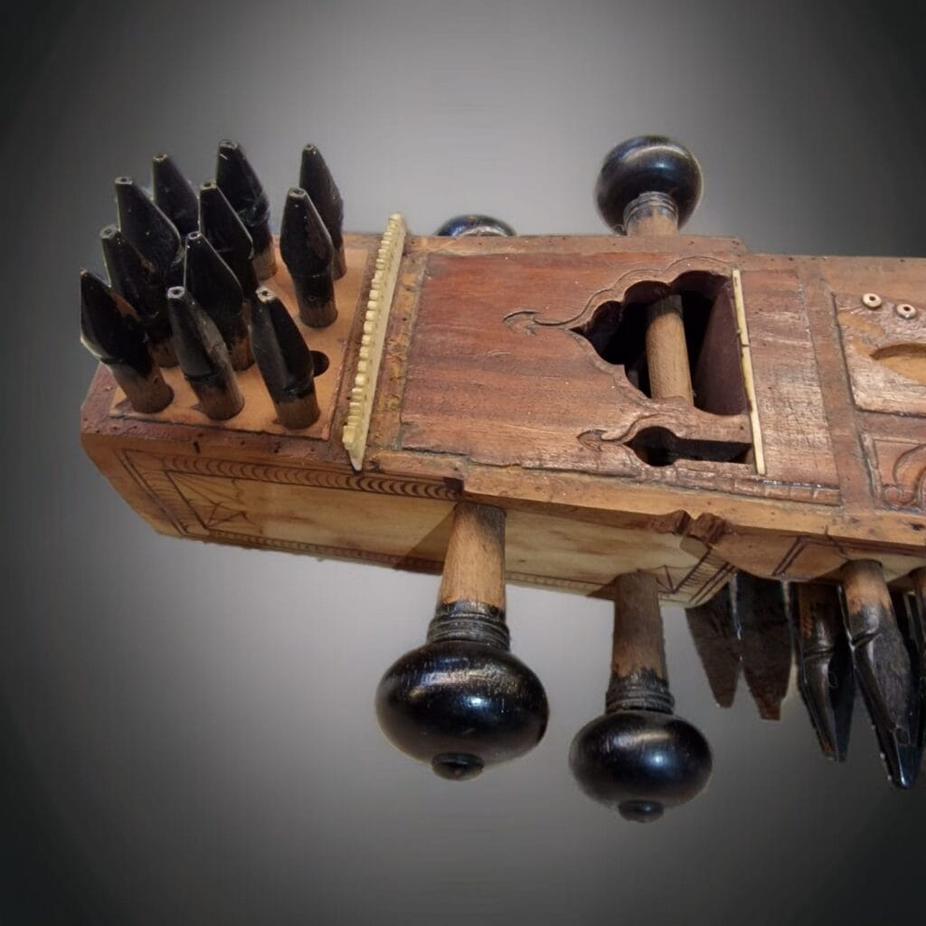 Vecchio strumento musicale etnico artigianale privo di corde