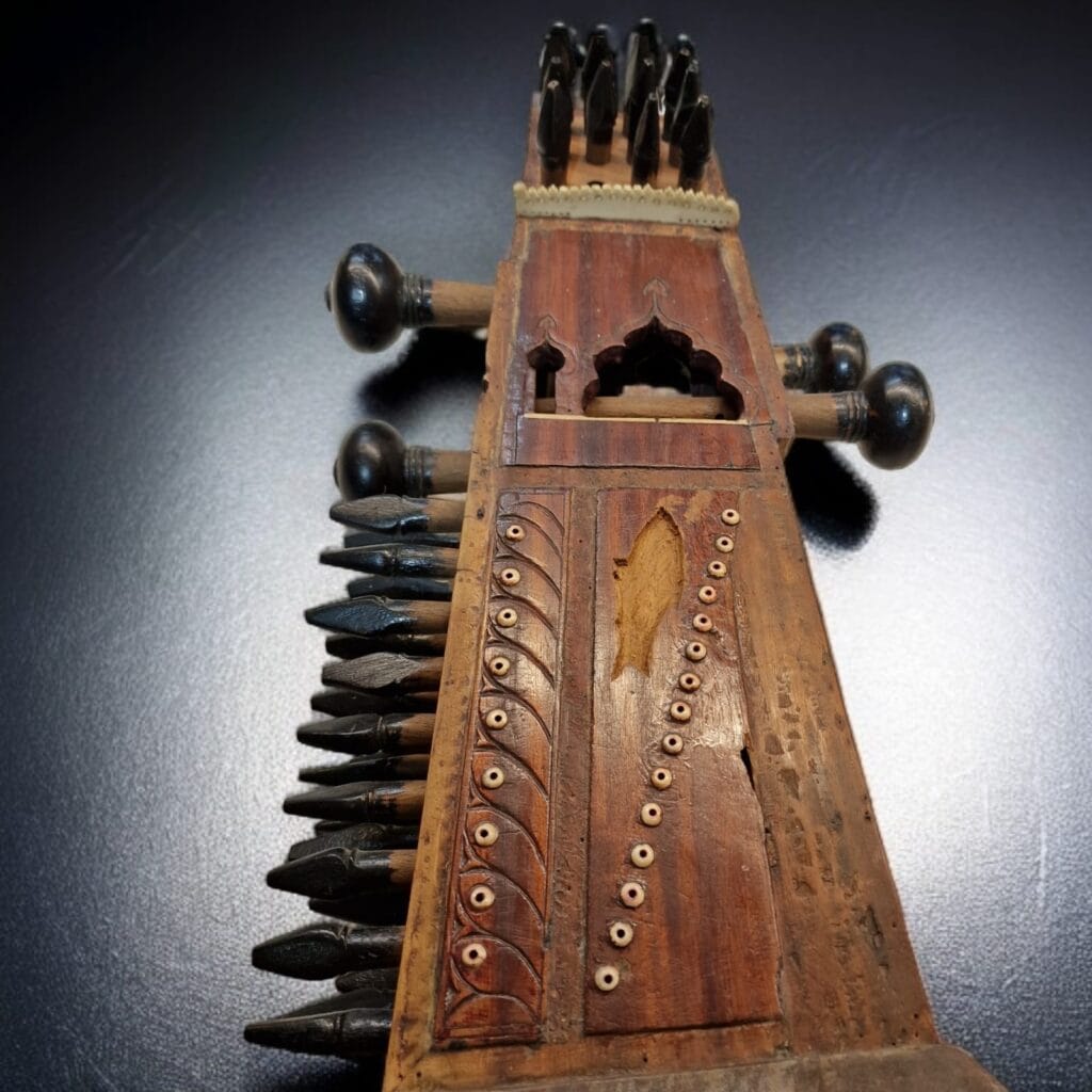 Vecchio strumento musicale etnico artigianale privo di corde