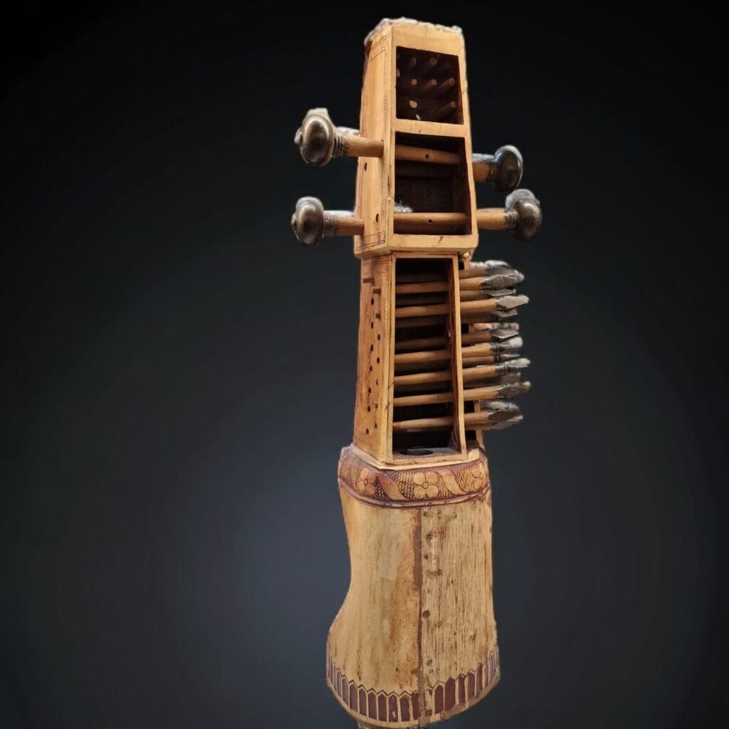 Vecchio strumento musicale etnico artigianale privo di corde