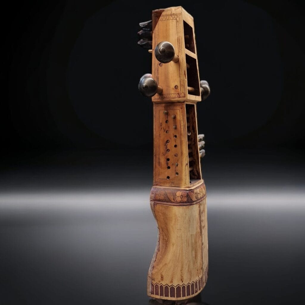 Vecchio strumento musicale etnico artigianale privo di corde