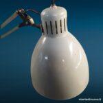 39720_3 Lampada piantana in metallo vintage con rotelle e paralume smaltato