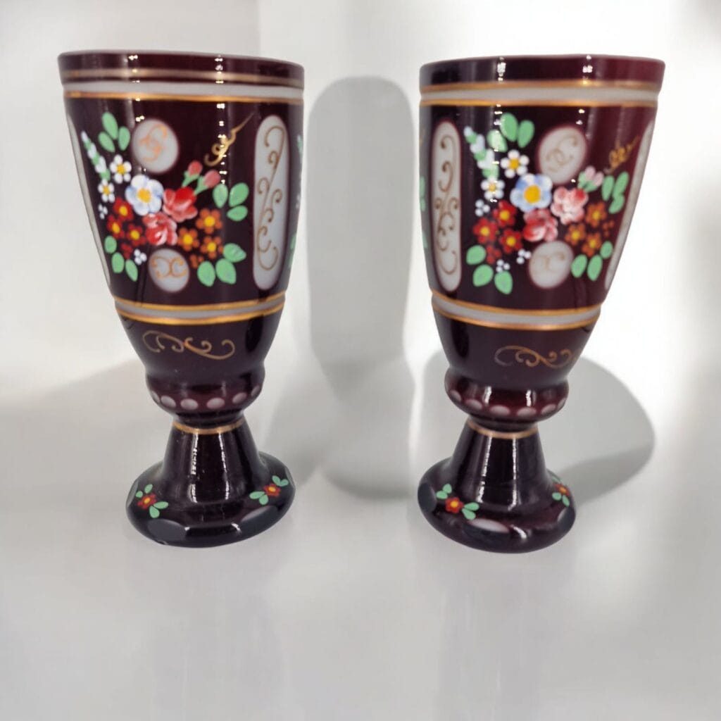 41071.jpg Splendido calice in vetro di Bohemia decorato a mano con motivi floreali e dettagli dorati, perfetto per aggiungere eleganza alla tua tavola.