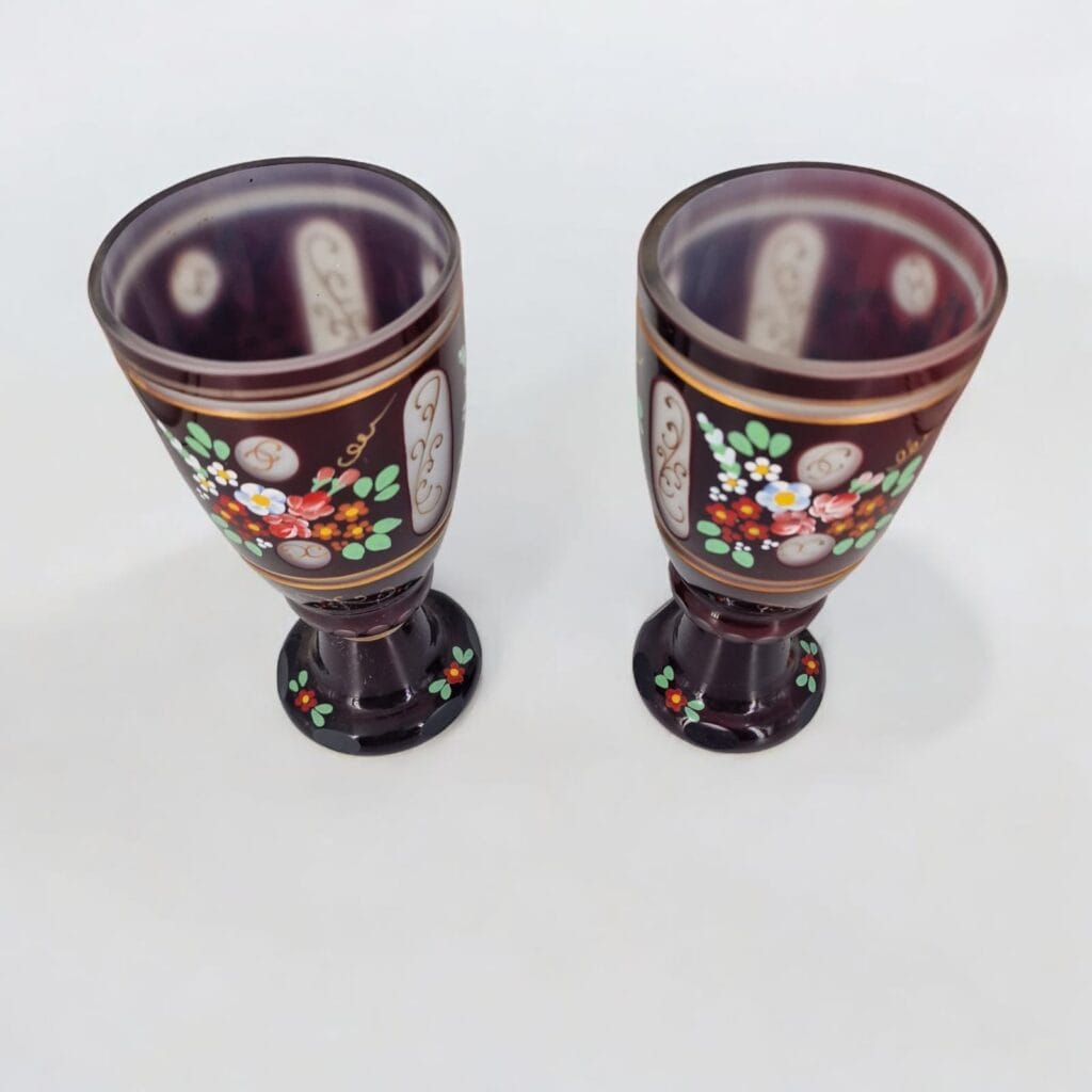 Splendido calice in vetro di Bohemia decorato a mano con motivi floreali e dettagli dorati, perfetto per aggiungere eleganza alla tua tavola.