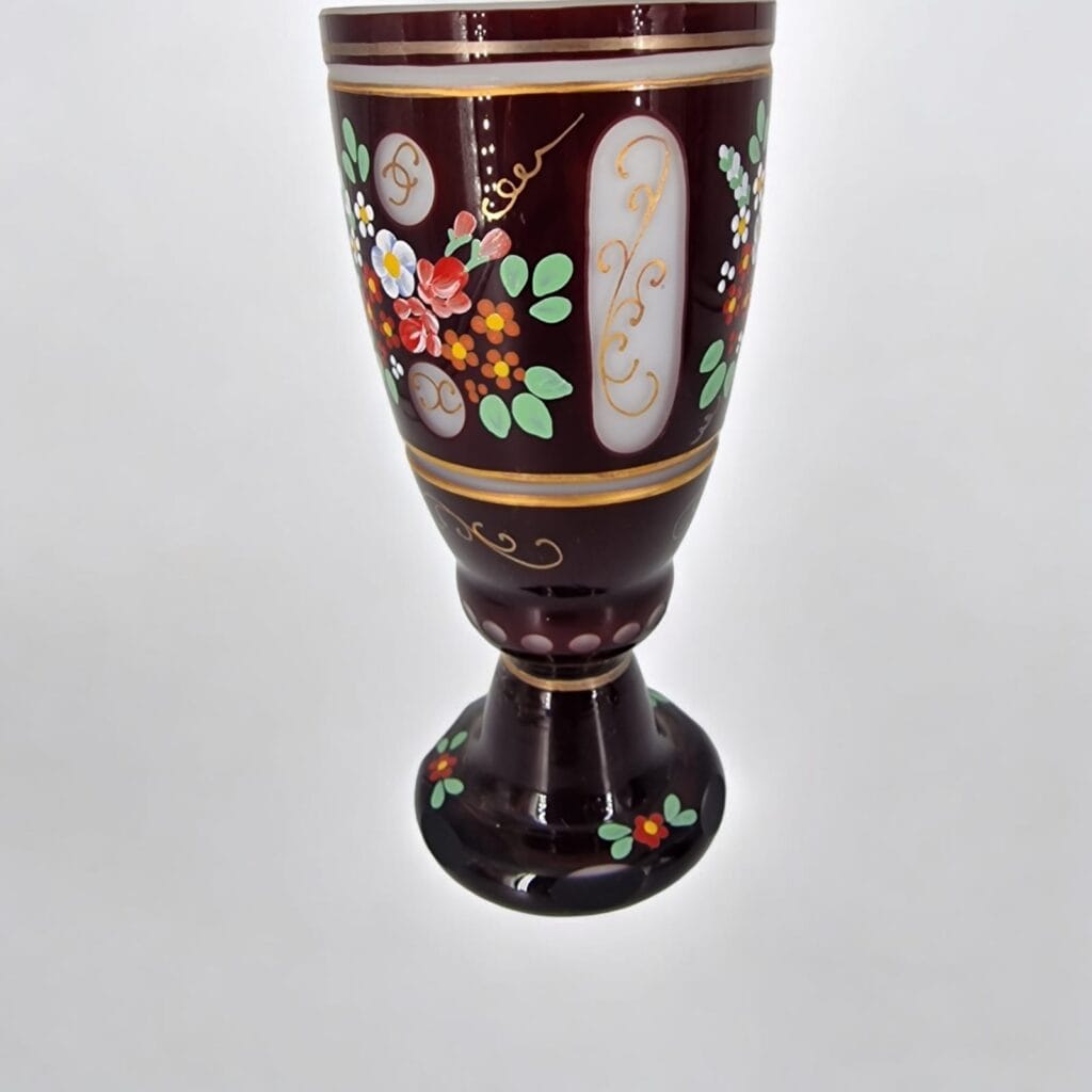 Splendido calice in vetro di Bohemia decorato a mano con motivi floreali e dettagli dorati, perfetto per aggiungere eleganza alla tua tavola.