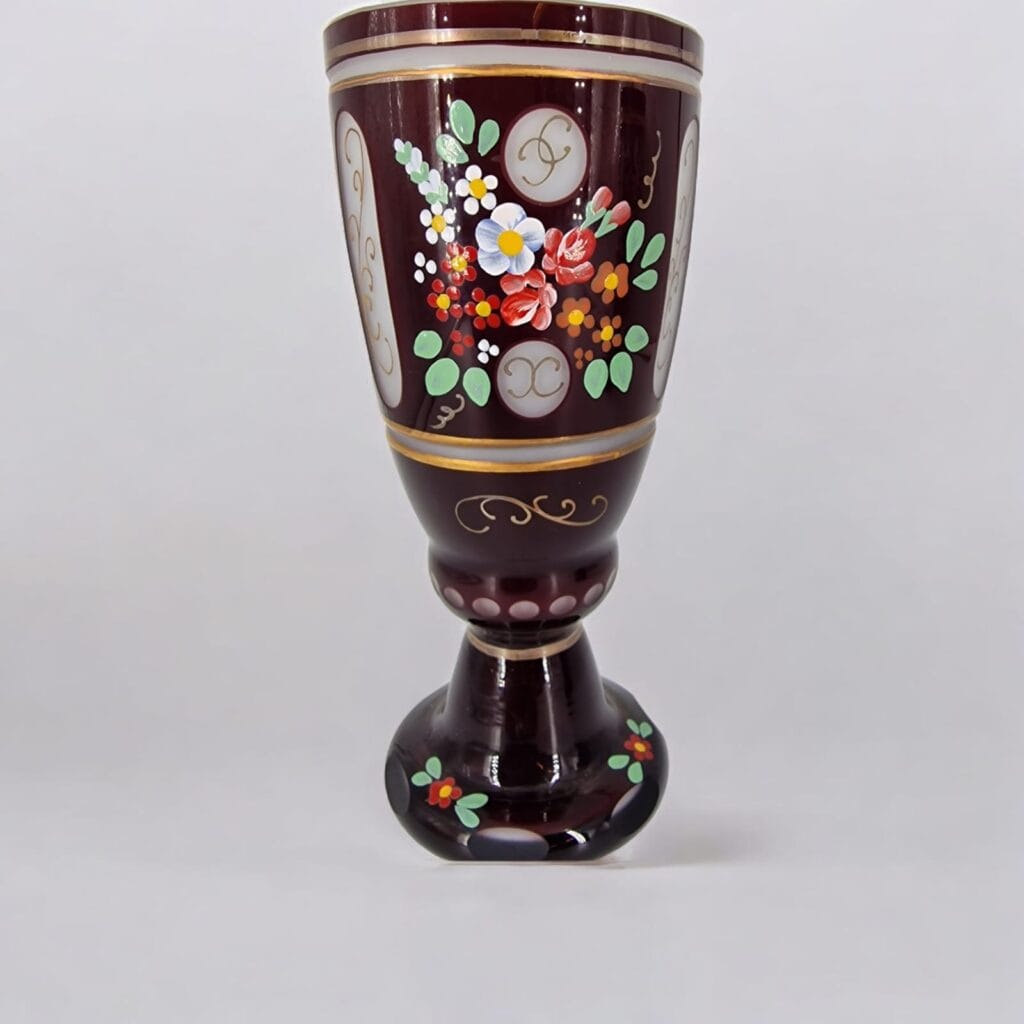 Splendido calice in vetro di Bohemia decorato a mano con motivi floreali e dettagli dorati, perfetto per aggiungere eleganza alla tua tavola.