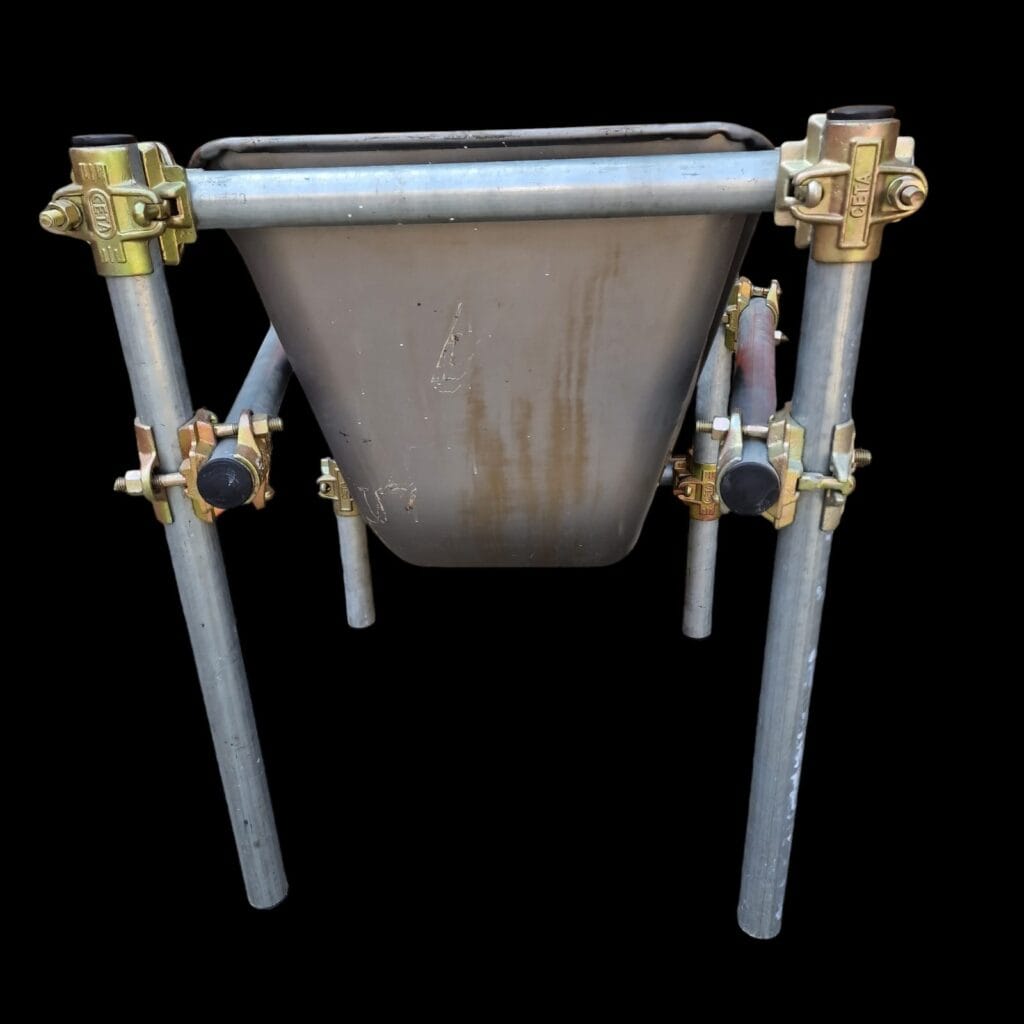 Poltrona industrial artigianale realizzata con tubi Dalmine e la vasca di una carriola, design unico e originale