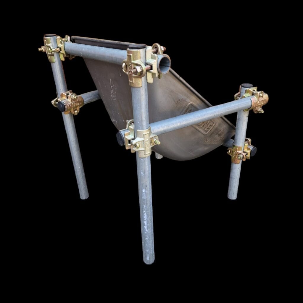 Poltrona industrial artigianale realizzata con tubi Dalmine e la vasca di una carriola, design unico e originale