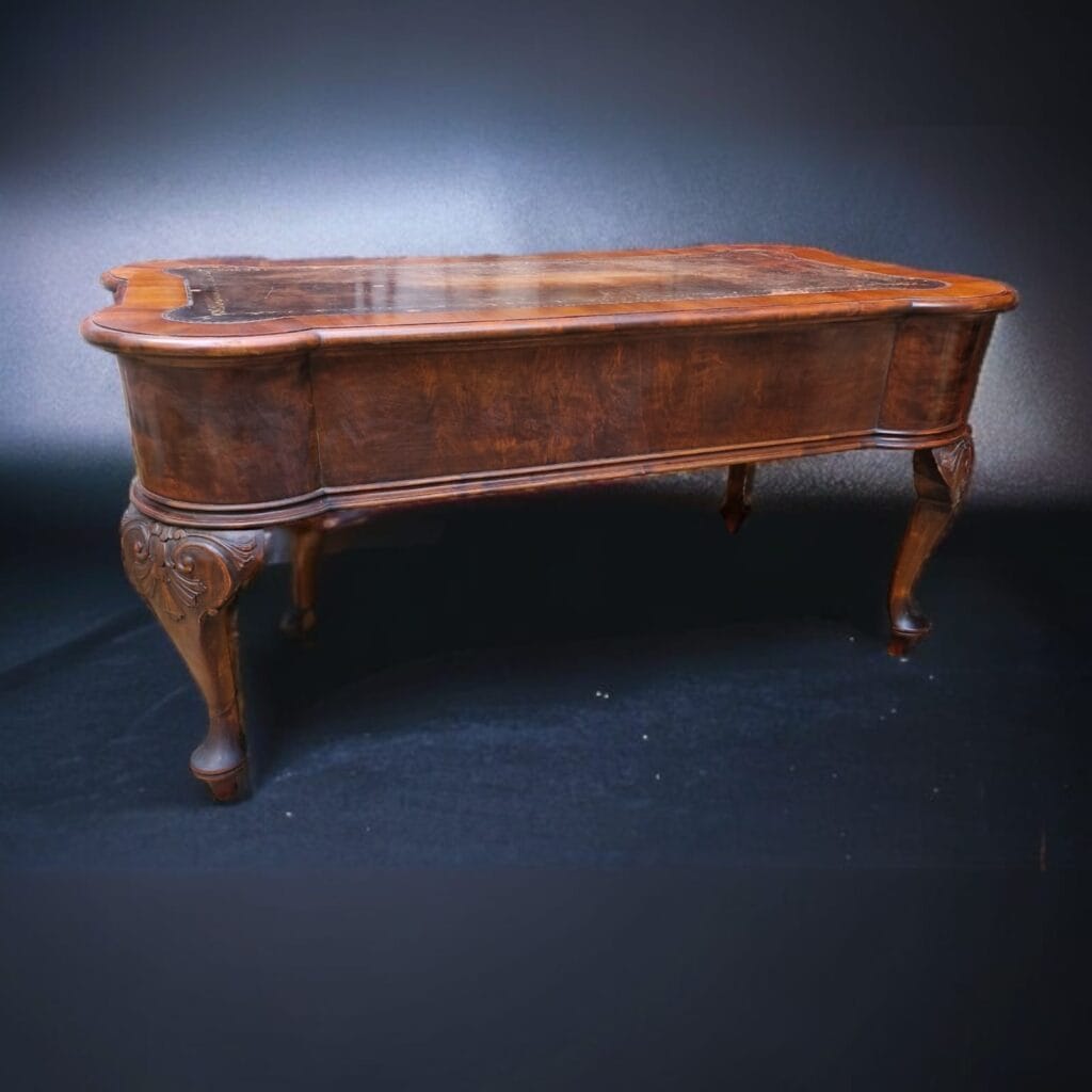 Antico scrittoio inglese con 5 cassetti e piano in pelle