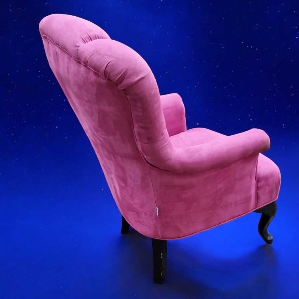 Poltrona Alcantara Kare Design rosa con gambe in legno scuro