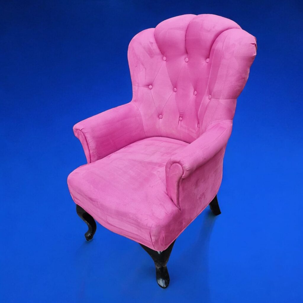 Poltrona Alcantara Kare Design rosa con gambe in legno scuro