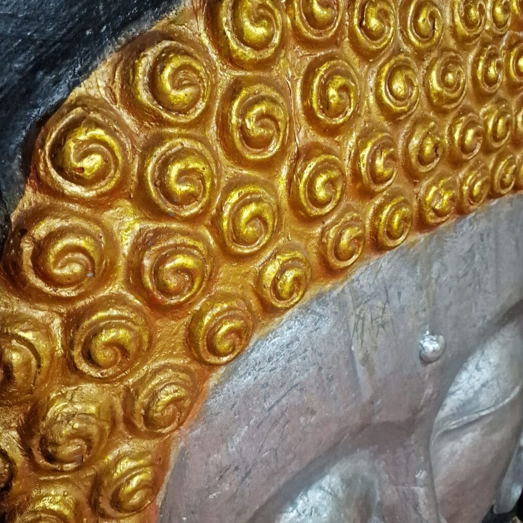 Pannello Buddha in vetroresina dipinto in oro e argento
