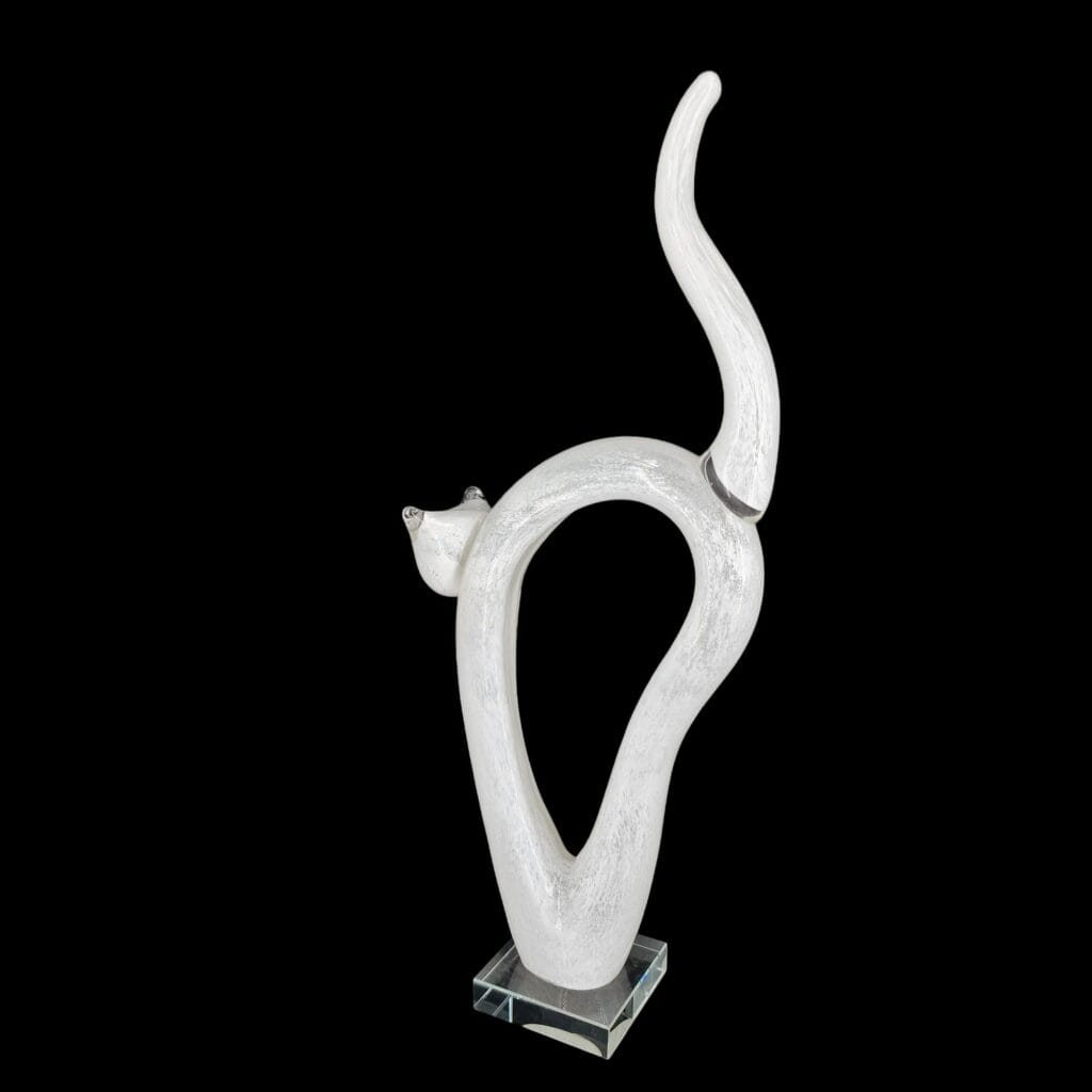 Gatto in vetro bianco stilizzato realizzato a mano