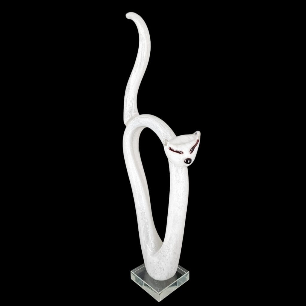 Gatto in vetro bianco stilizzato realizzato a mano