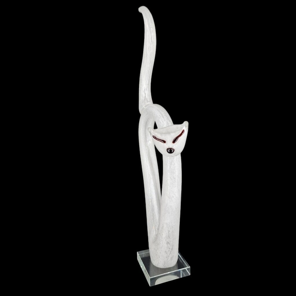 Gatto in vetro bianco stilizzato realizzato a mano