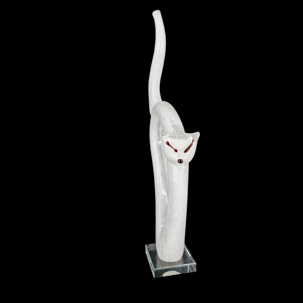 Gatto in vetro bianco stilizzato realizzato a mano